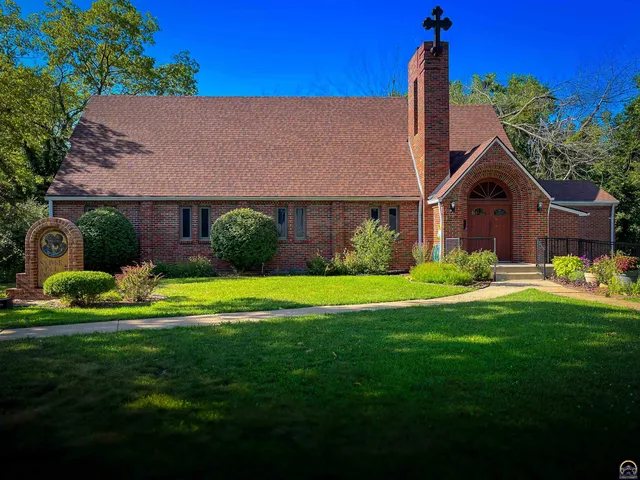 $295,000 | 2516 Southwest Huntoon Street, Topeka, KS 66604