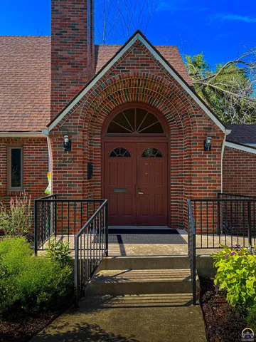 $295,000 | 2516 Southwest Huntoon Street, Topeka, KS 66604