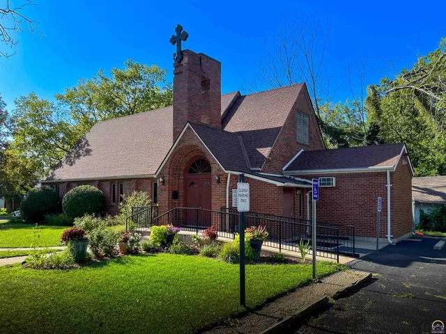 $295,000 | 2516 Southwest Huntoon Street, Topeka, KS 66604