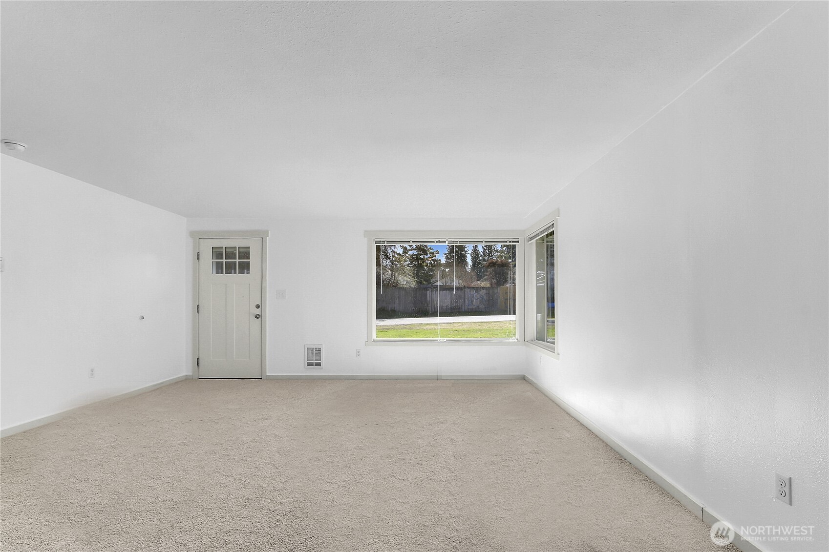 2115 Pinehurst Avenue Everett, WA 98203 - Photo 5 of 18 an empty room with a window