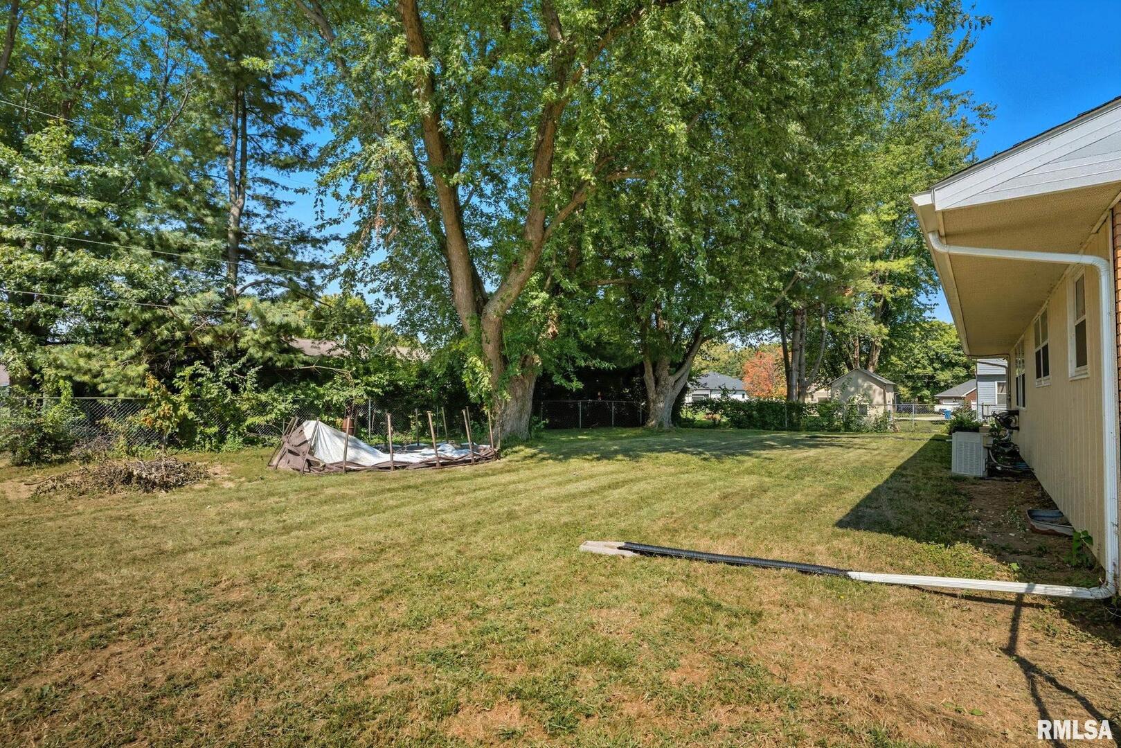 109 North 3rd Street Colona, IL 61241 - Photo 32 of 33 a view of a playground with basketball court