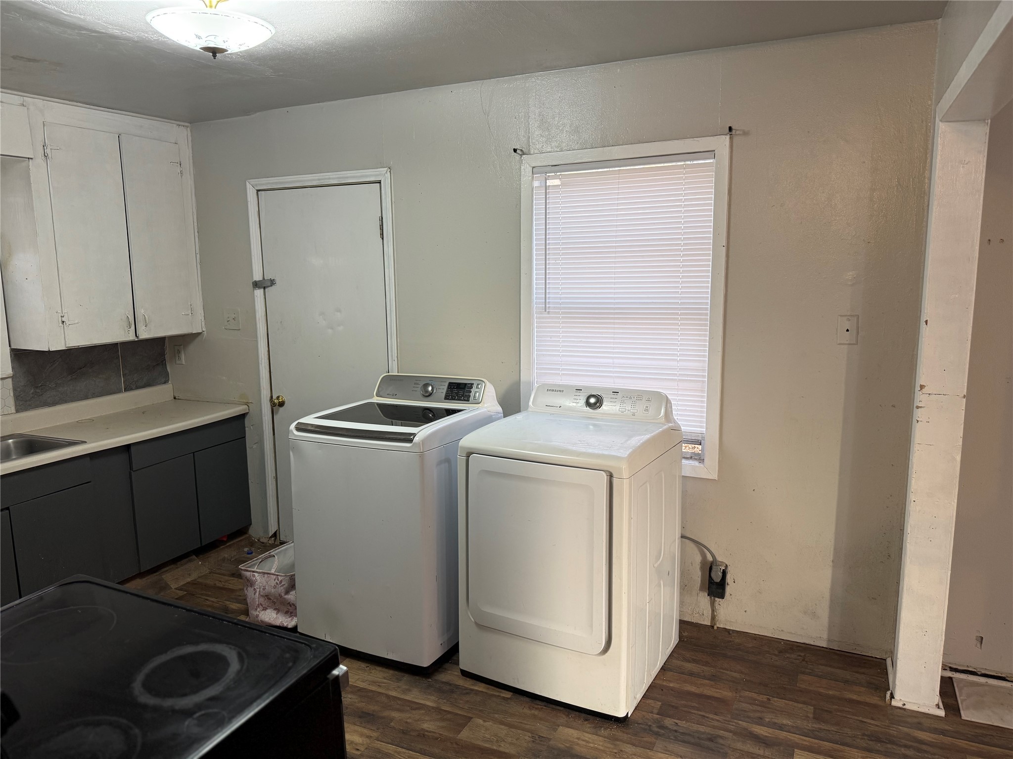 2210 Utica Street Beaumont, TX 77703 - Photo 11 of 17 a utility room with dryer and washer