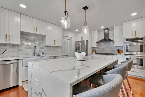 $985,000 | 7001 Lanham Lane, Edina, MN 55439