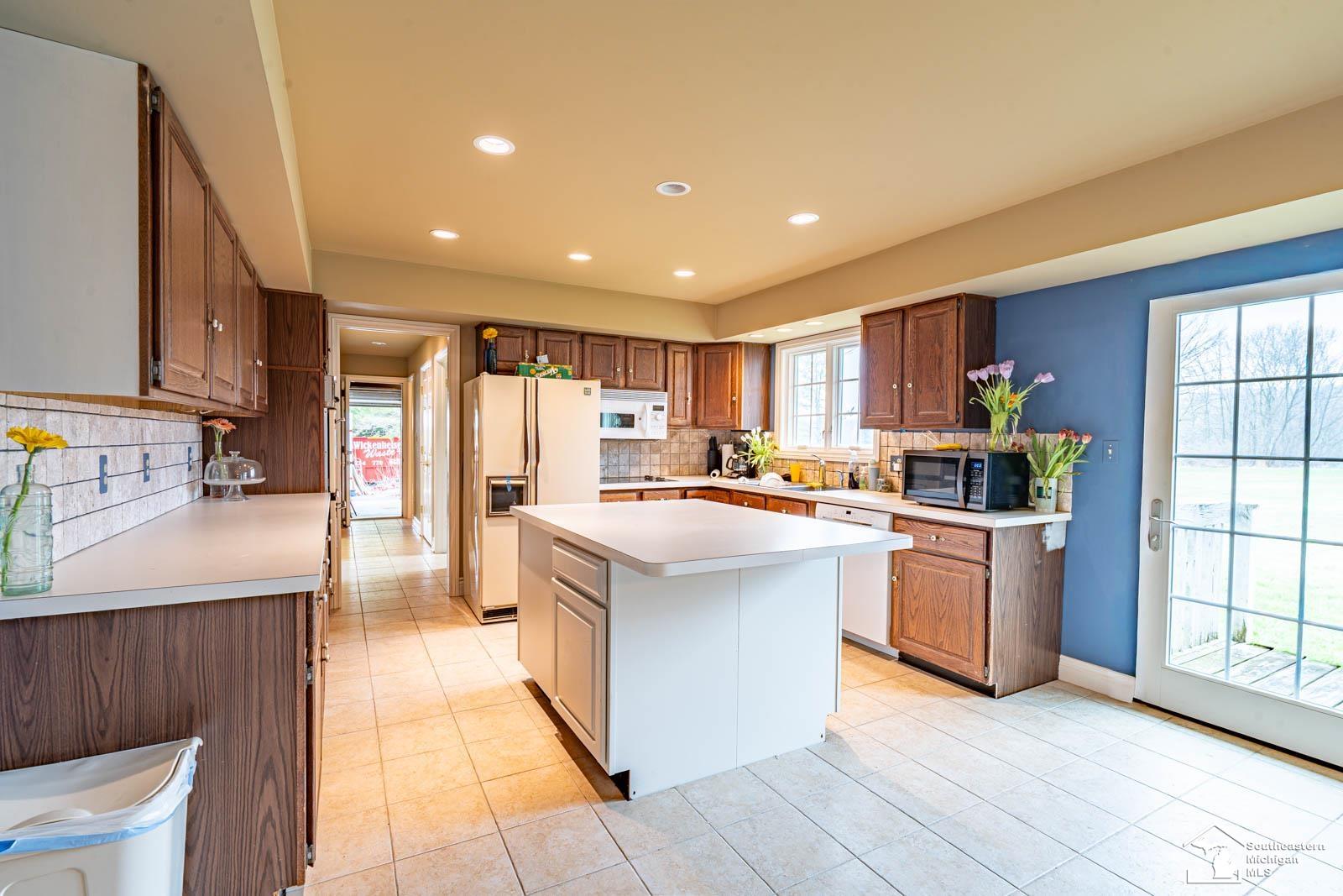 11763 Grafton Road Carleton, MI 48117 - Photo 7 of 38