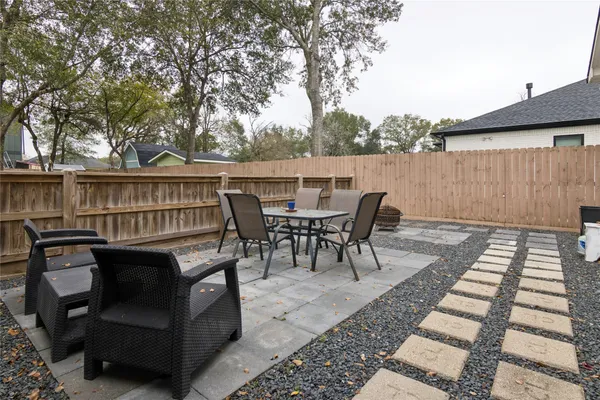 a view of a backyard