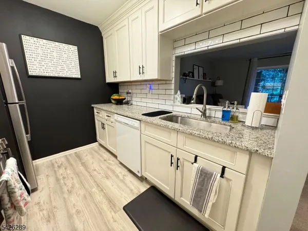 $375,000 | 322 Stratford Place, Unit 322, Bridgewater, NJ 08805