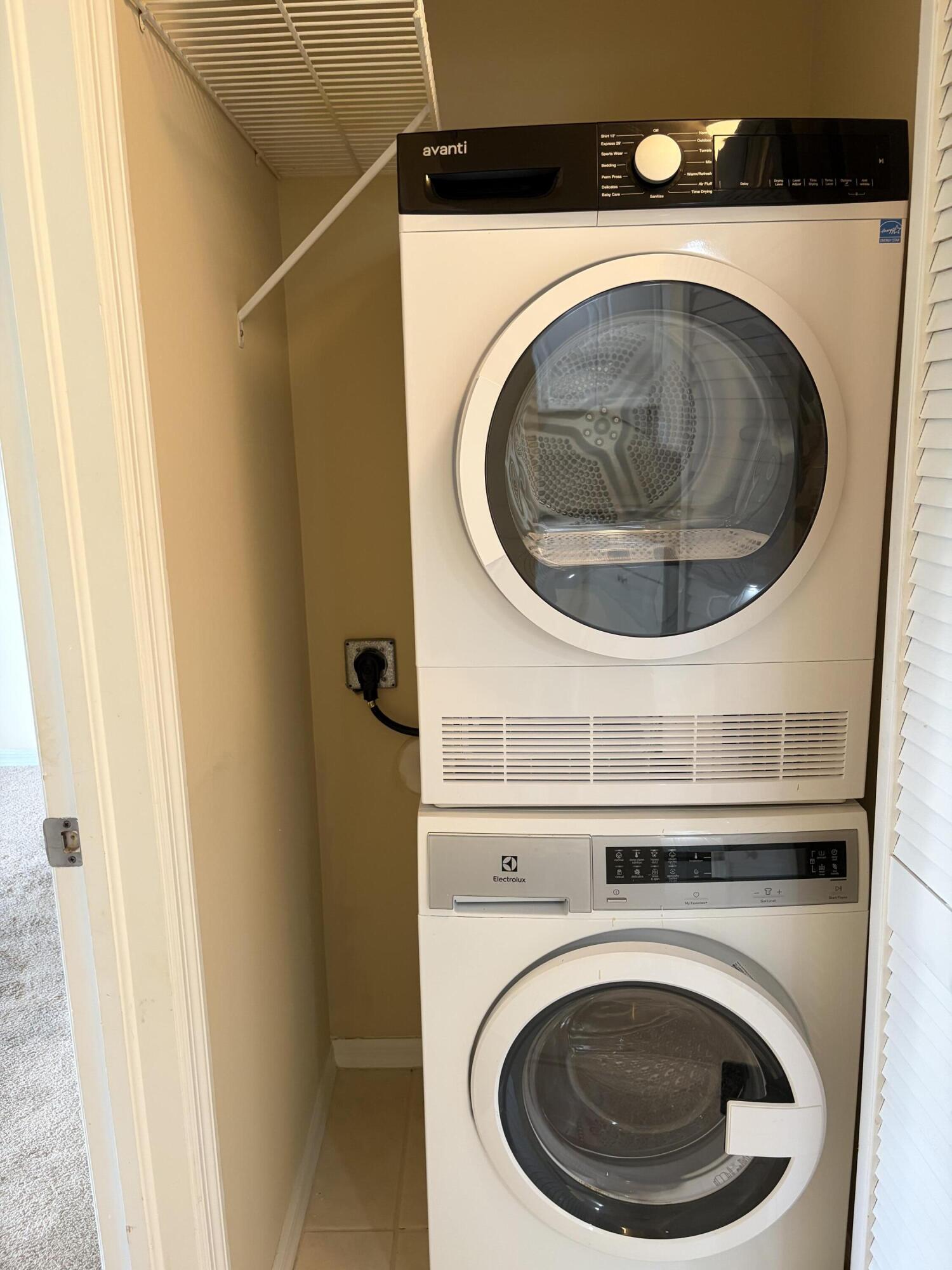 27 Royal Palm Way, Unit 304 Boca Raton, FL 33432 - Photo 7 of 26 a utility room with dryer and washer