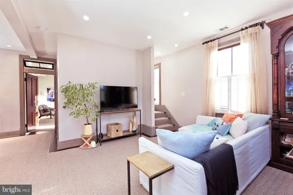 $3,197 | 408 Clifford Avenue, Alexandria, VA 22305