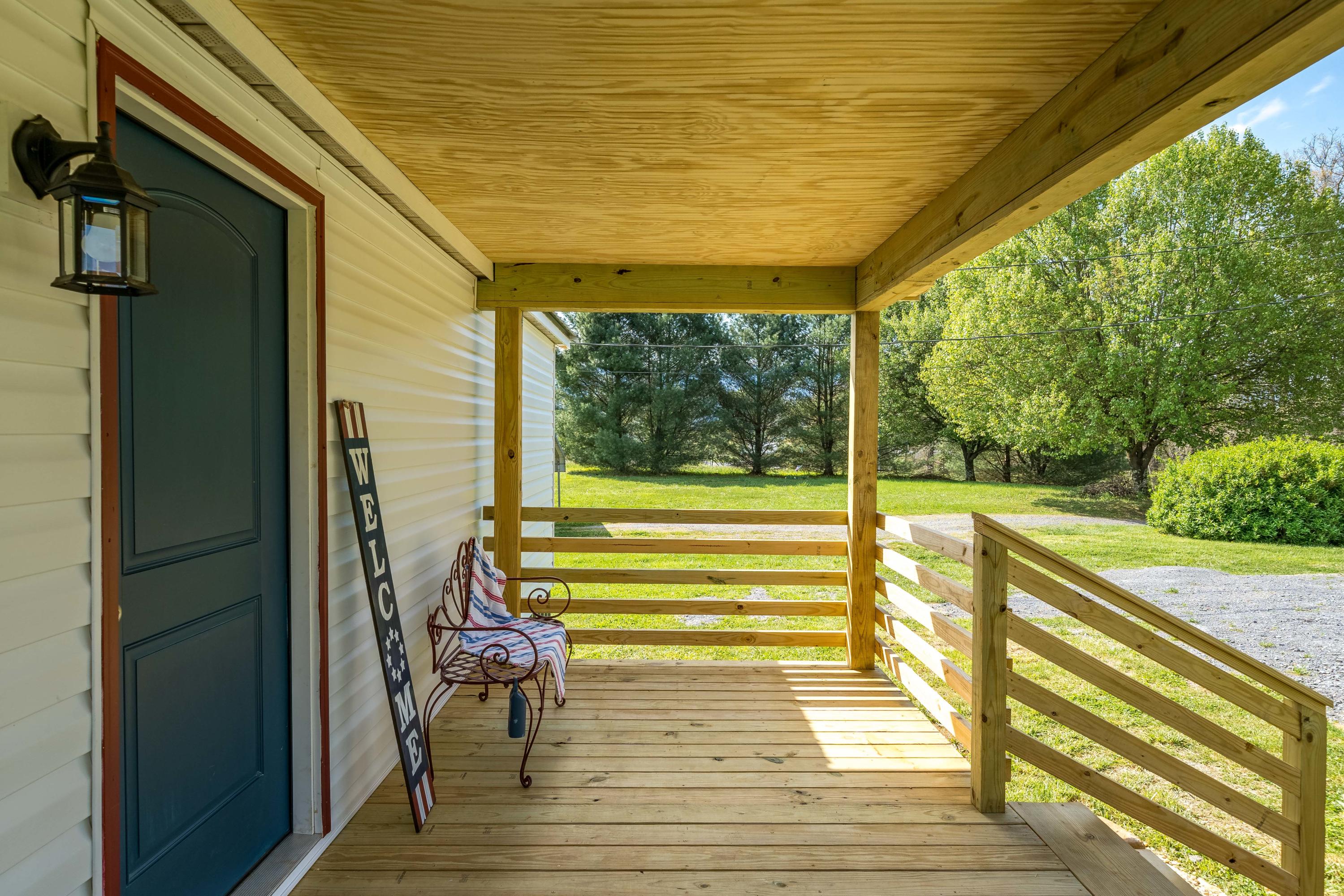 1217 Hickory Tree Road Bristol, TN 37620 - Photo 3 of 20 Front porch