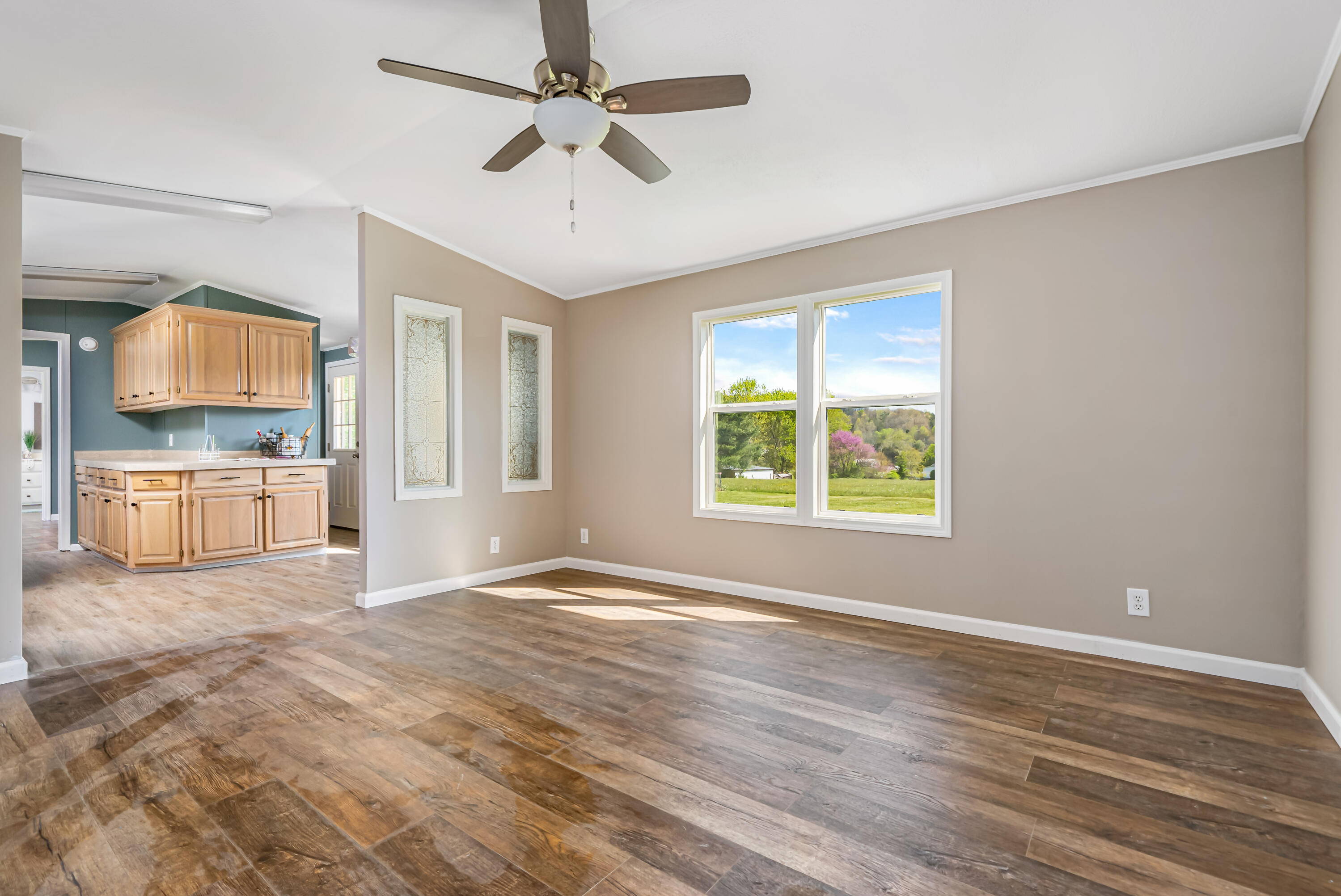 1217 Hickory Tree Road Bristol, TN 37620 - Photo 6 of 20 living room