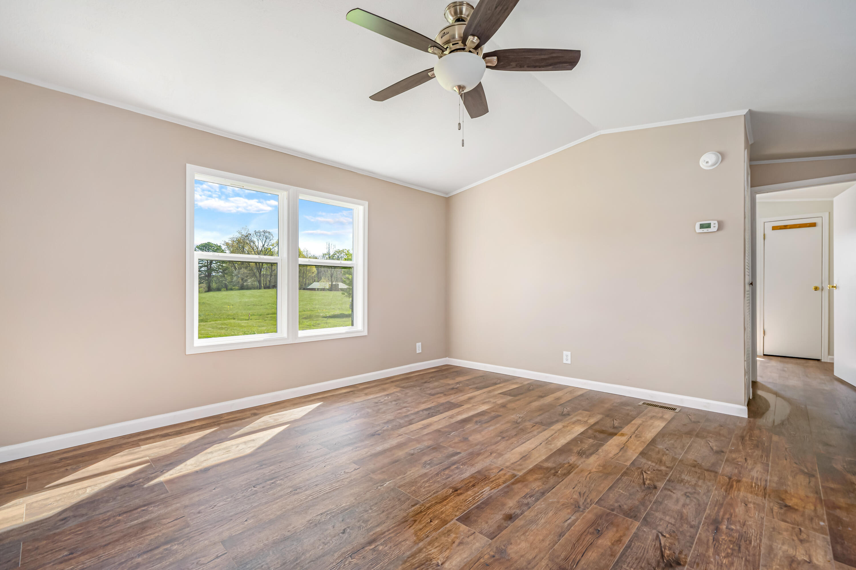1217 Hickory Tree Road Bristol, TN 37620 - Photo 7 of 20 living room