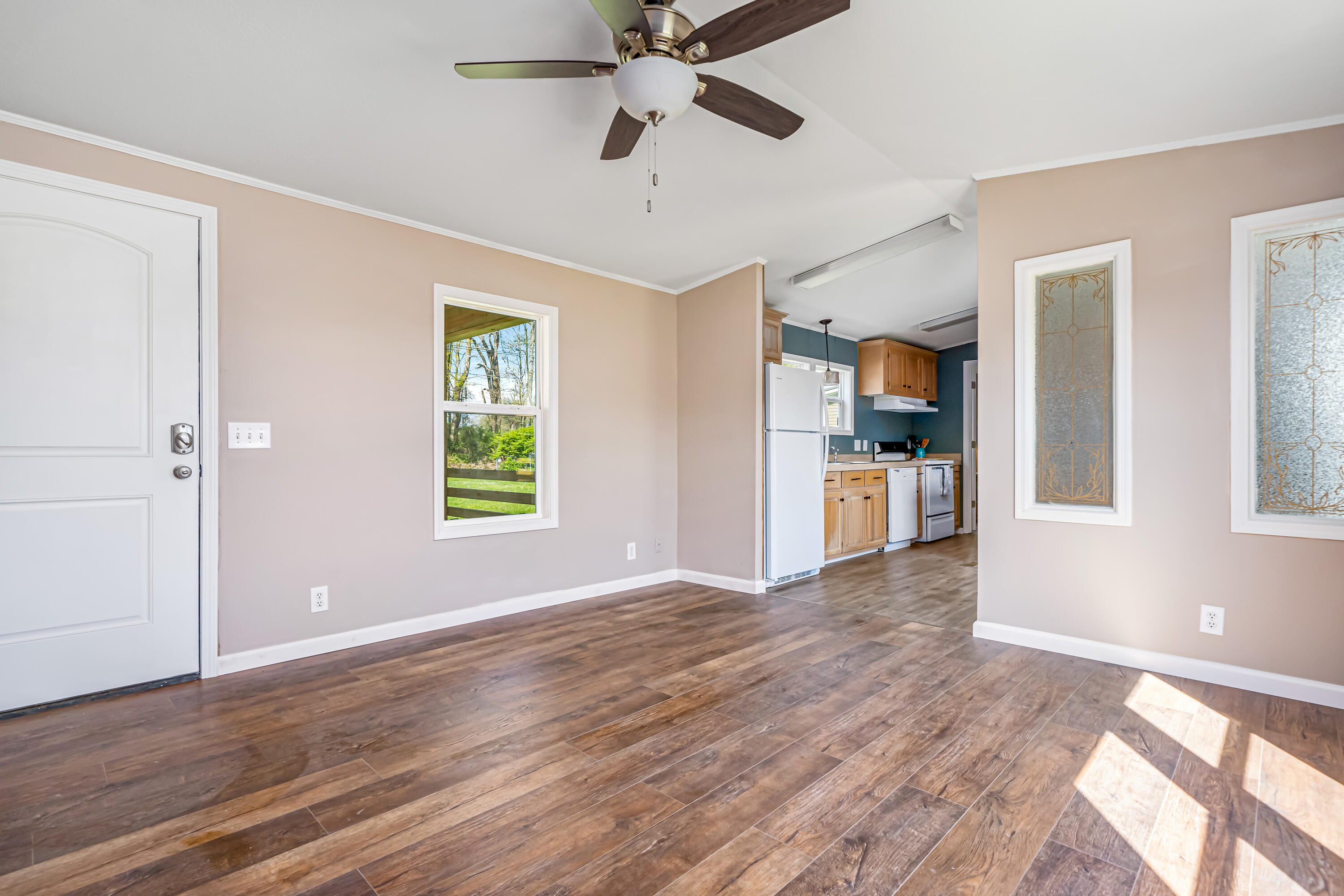 1217 Hickory Tree Road Bristol, TN 37620 - Photo 8 of 20 living room