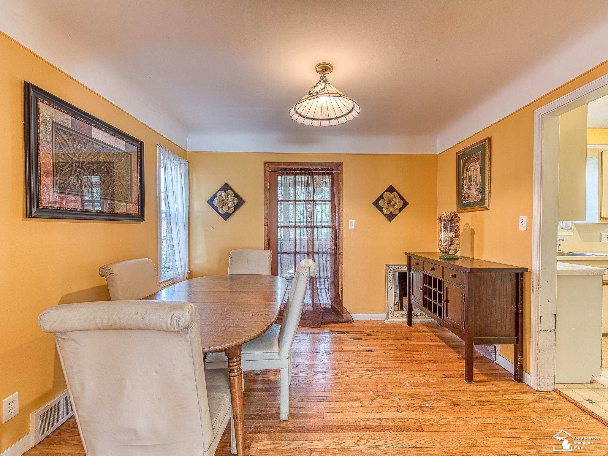 23656 Rowe Street Dearborn, MI 48124 - Photo 14 of 30 50140032-a38a0ca6-9a7b-4e53-b5e7-08b8adab3126.JPG
