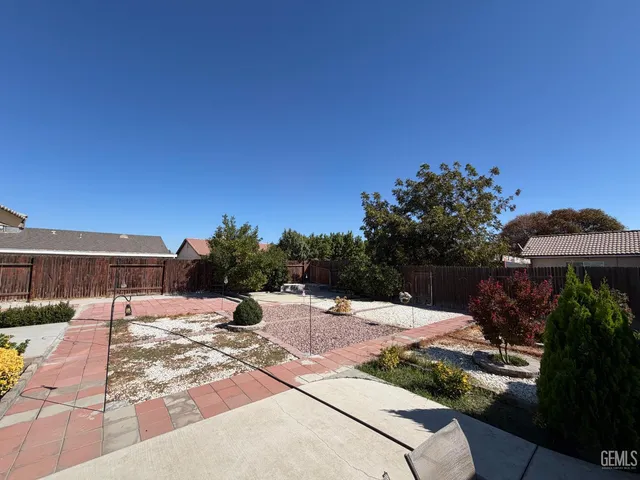 a view of a backyard