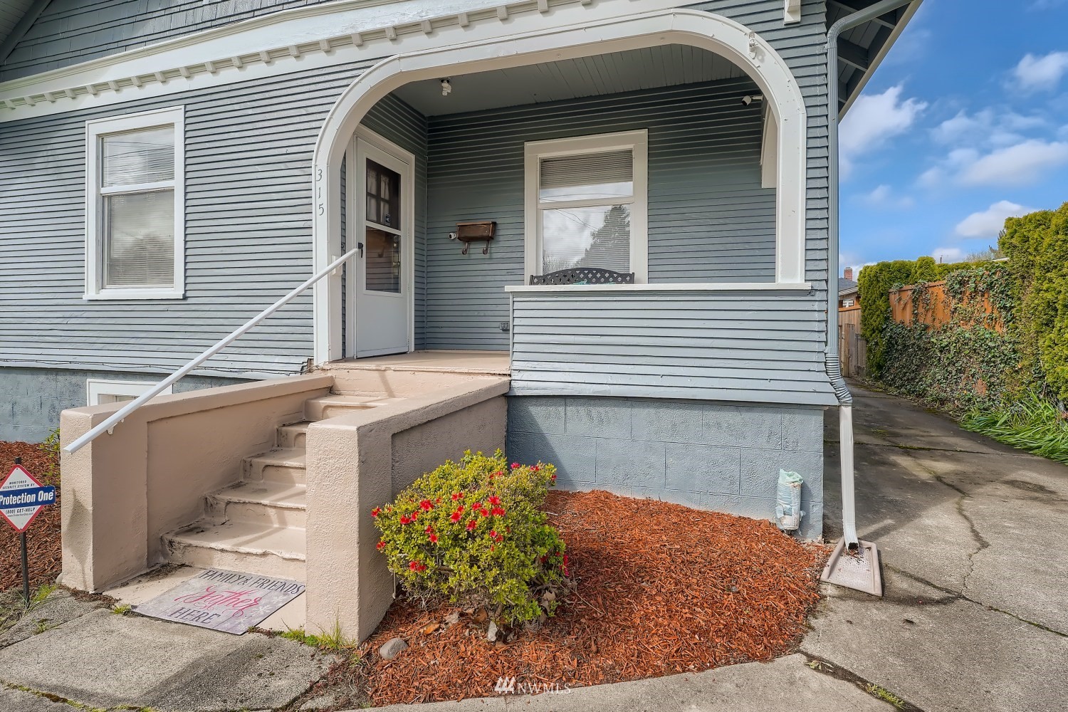 315 Wells Avenue North Renton, WA 98057 - Photo 27 of 28 a front view of a house with garden