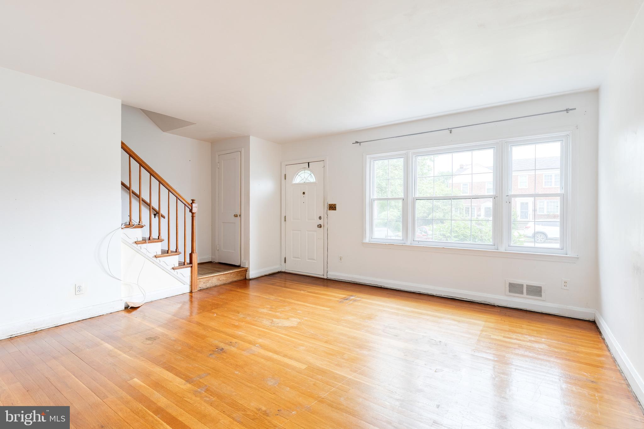 934 Radcliffe Road Towson, MD 21204 - Photo 5 of 25 Living room