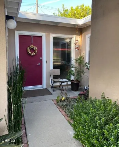 a view of a house with porch and garden