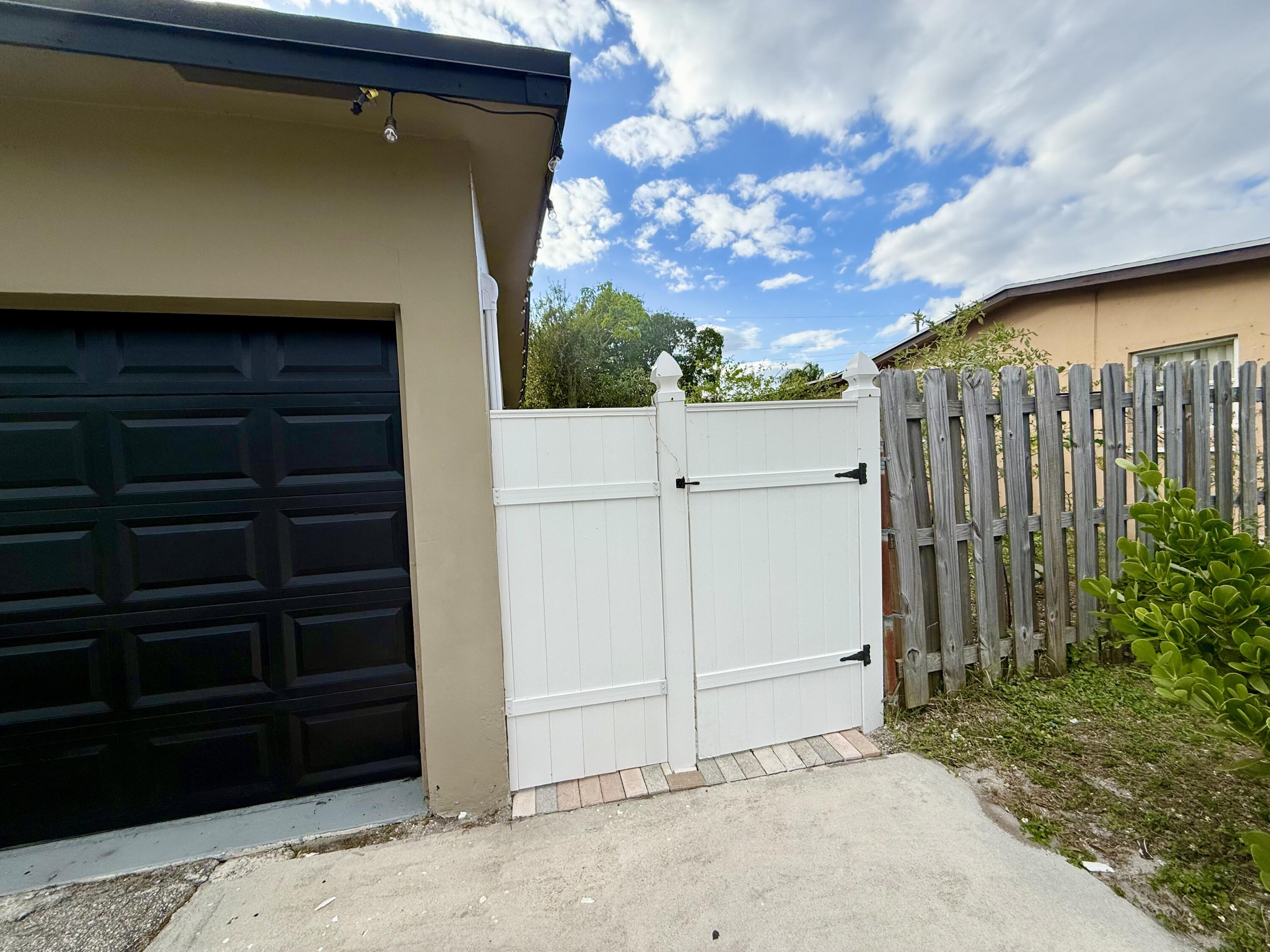 310 Washington Avenue Delray Beach, FL 33444 - Photo 10 of 16 a view of a garage