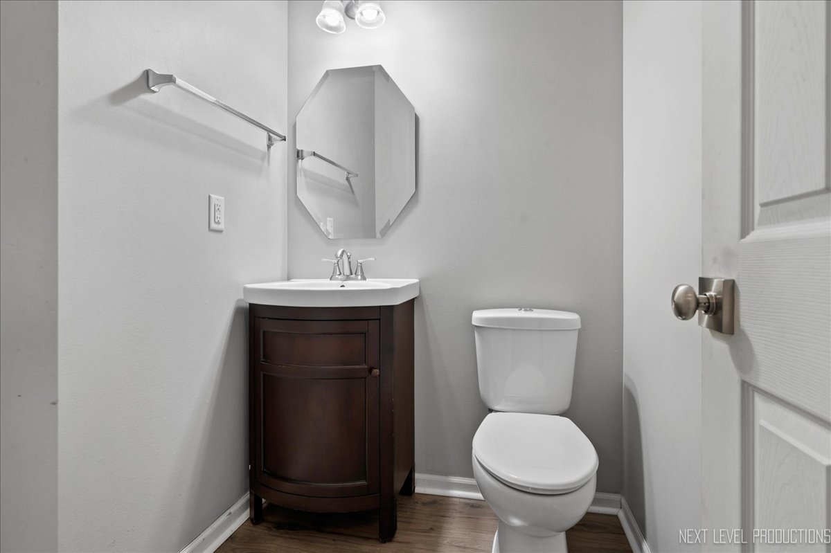 442 Windett Ridge Road Yorkville, IL 60560 - Photo 22 of 43 a bathroom with a toilet sink and mirror