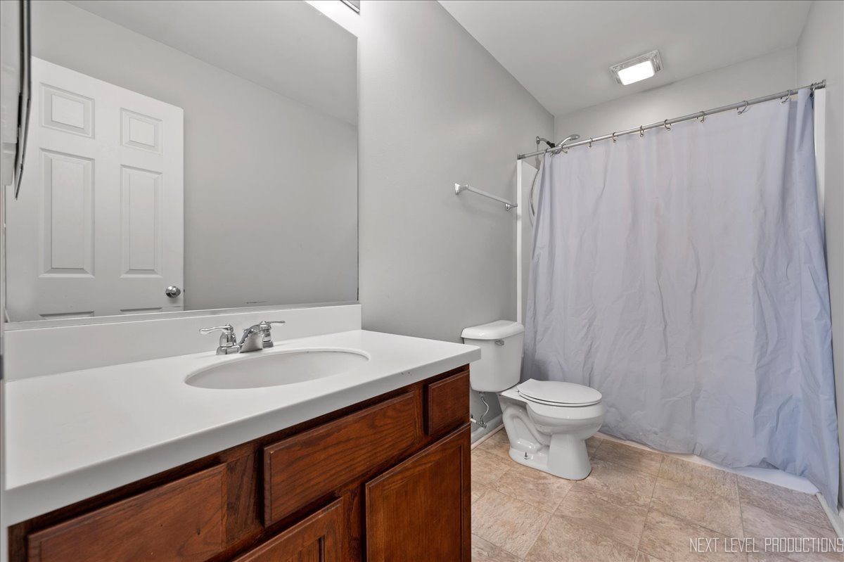 442 Windett Ridge Road Yorkville, IL 60560 - Photo 28 of 43 a bathroom with a sink toilet a mirror and shower