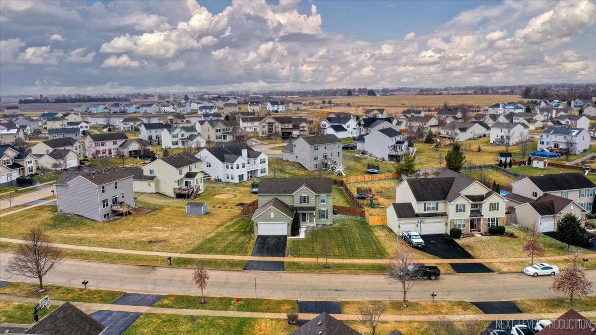 442 Windett Ridge Road Yorkville, IL 60560 - Photo 4 of 43 a view of a city