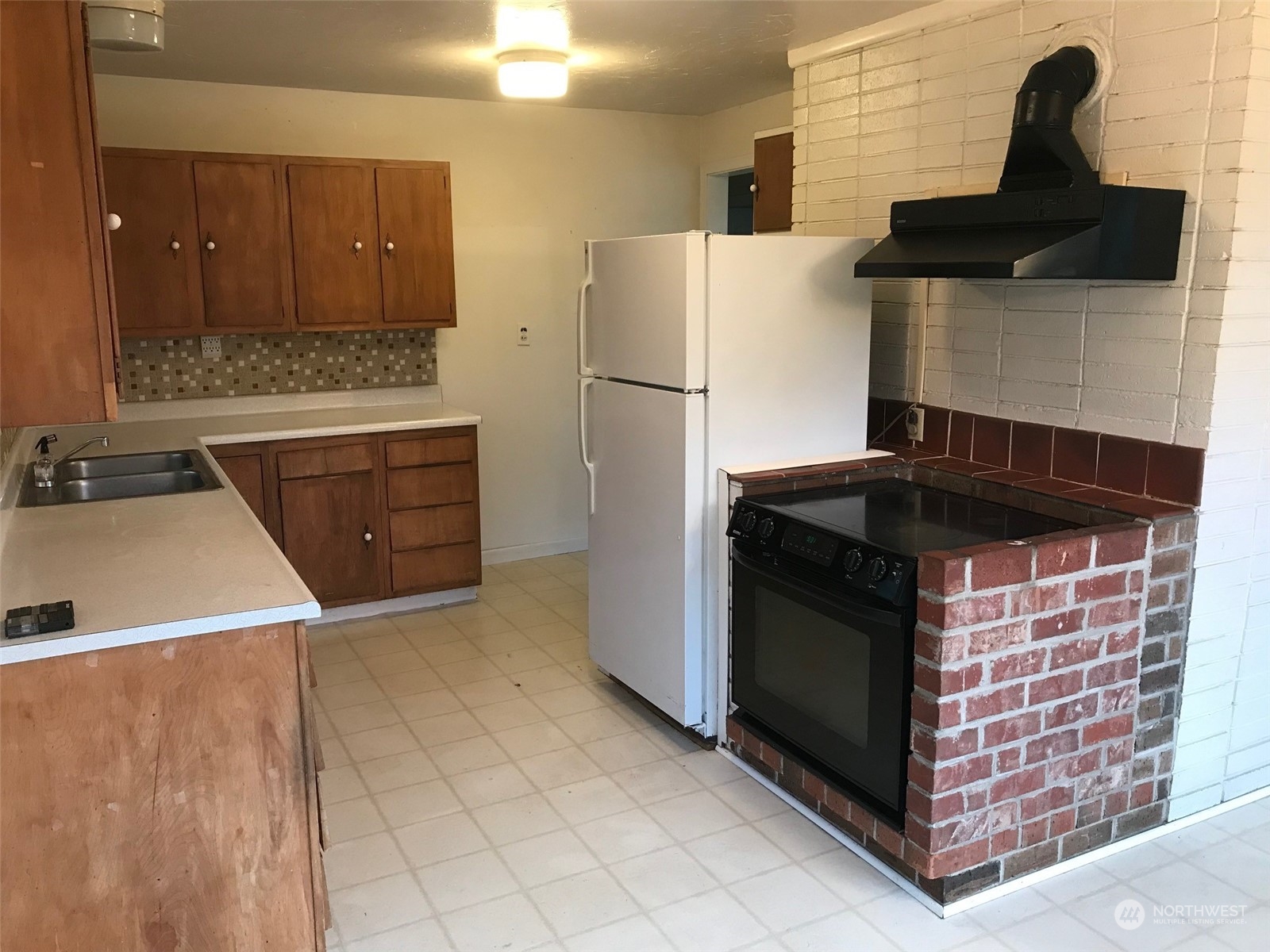 22817 Jefferson Point Road Northeast Kingston, WA 98346 - Photo 8 of 24 a kitchen with granite countertop a refrigerator and a stove