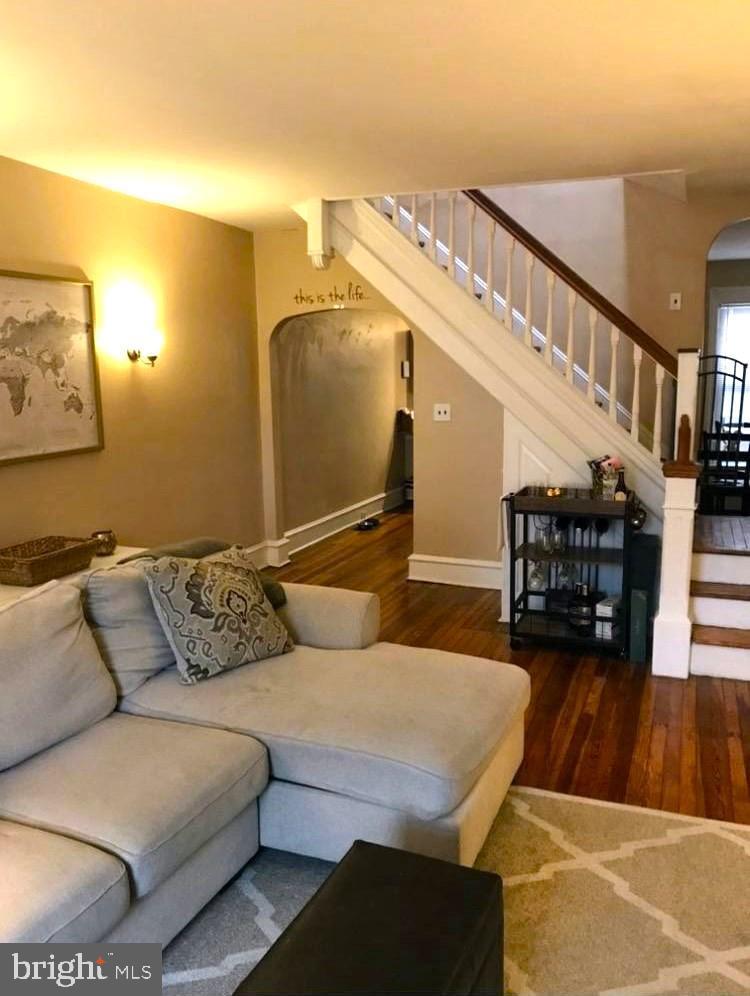 5534 Ridge Avenue Philadelphia, PA 19128 - Photo 8 of 25 Living room
