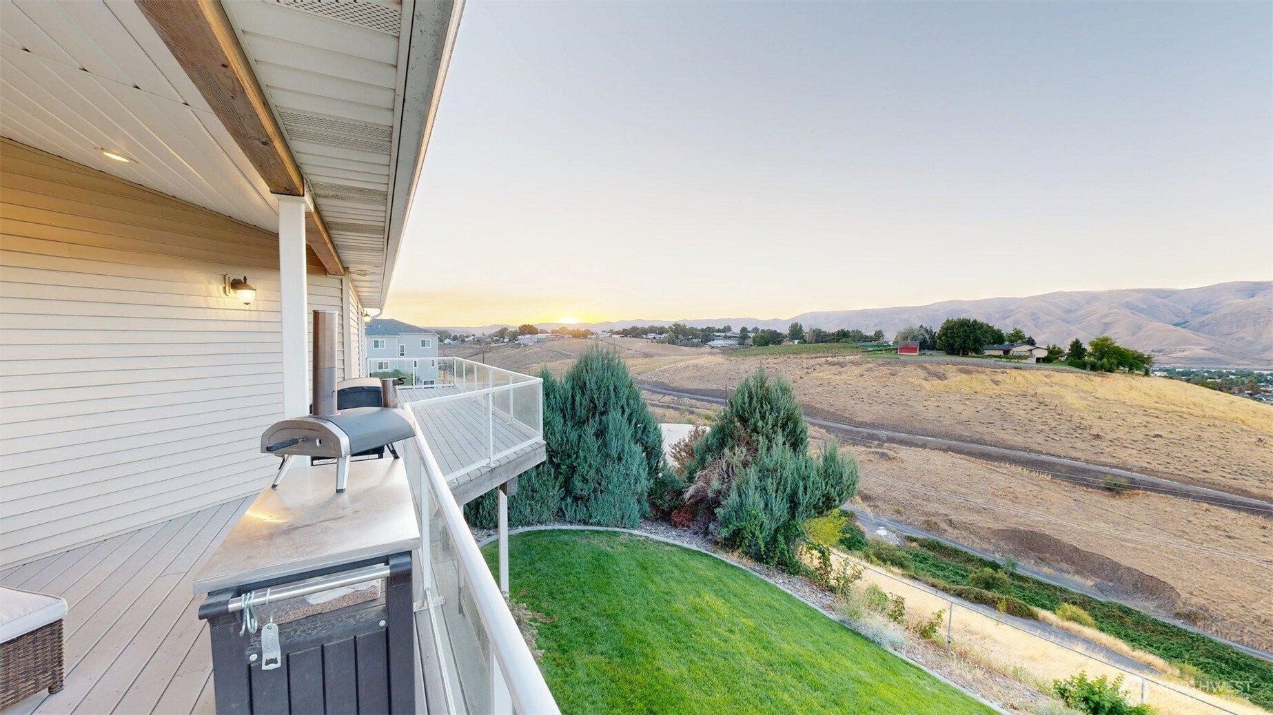 1724 Ridgeview Drive Clarkston, WA 99403 - Photo 13 of 38 a view of a terrace with a garden