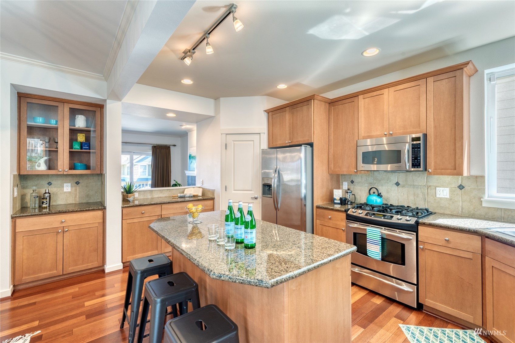 569 Alpine Ridge Place Northwest Issaquah, WA 98027 - Photo 12 of 35 a kitchen with stainless steel appliances granite countertop a sink stove and refrigerator