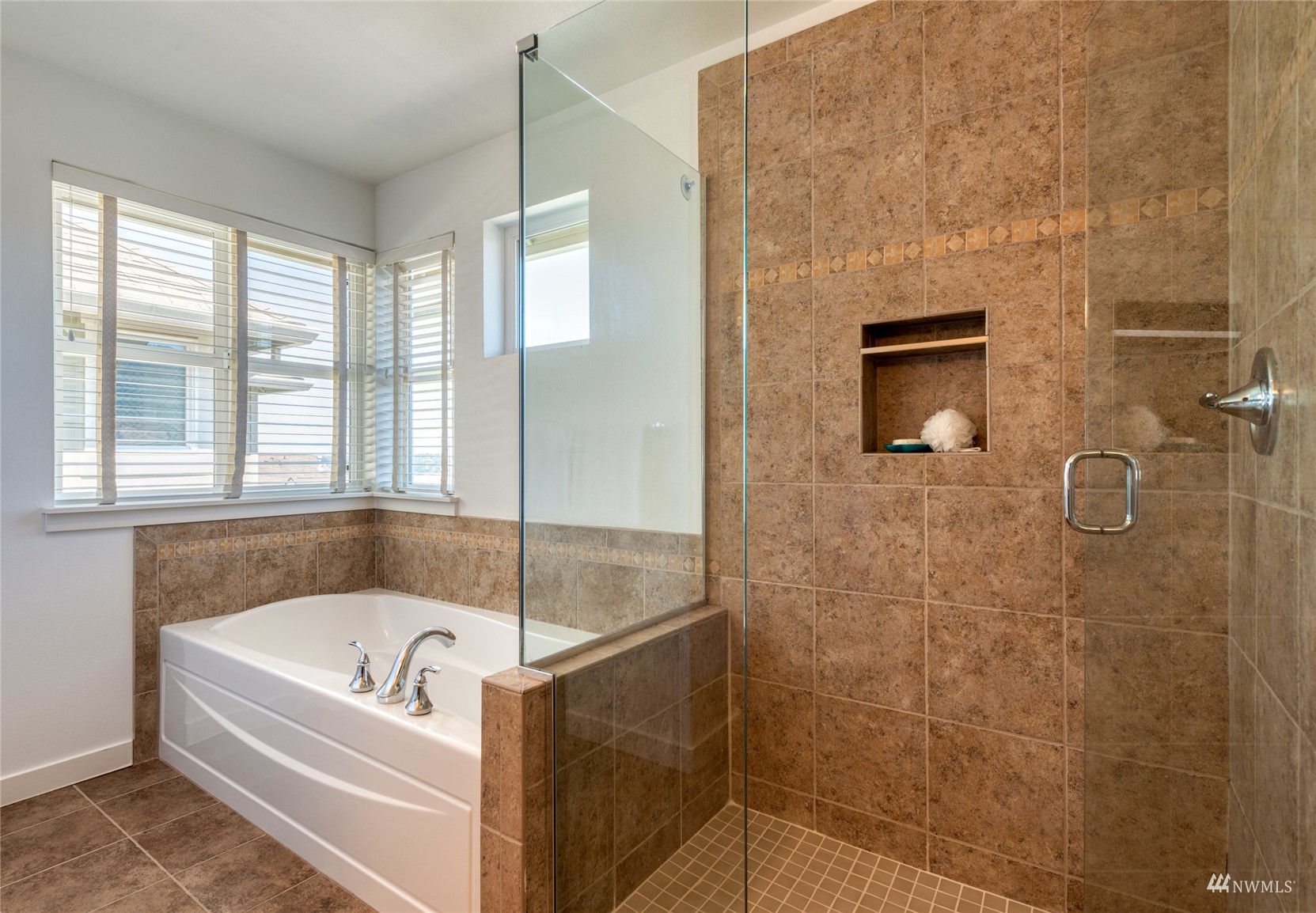 569 Alpine Ridge Place Northwest Issaquah, WA 98027 - Photo 21 of 35 a bath tub sitting in a bathroom next to a window