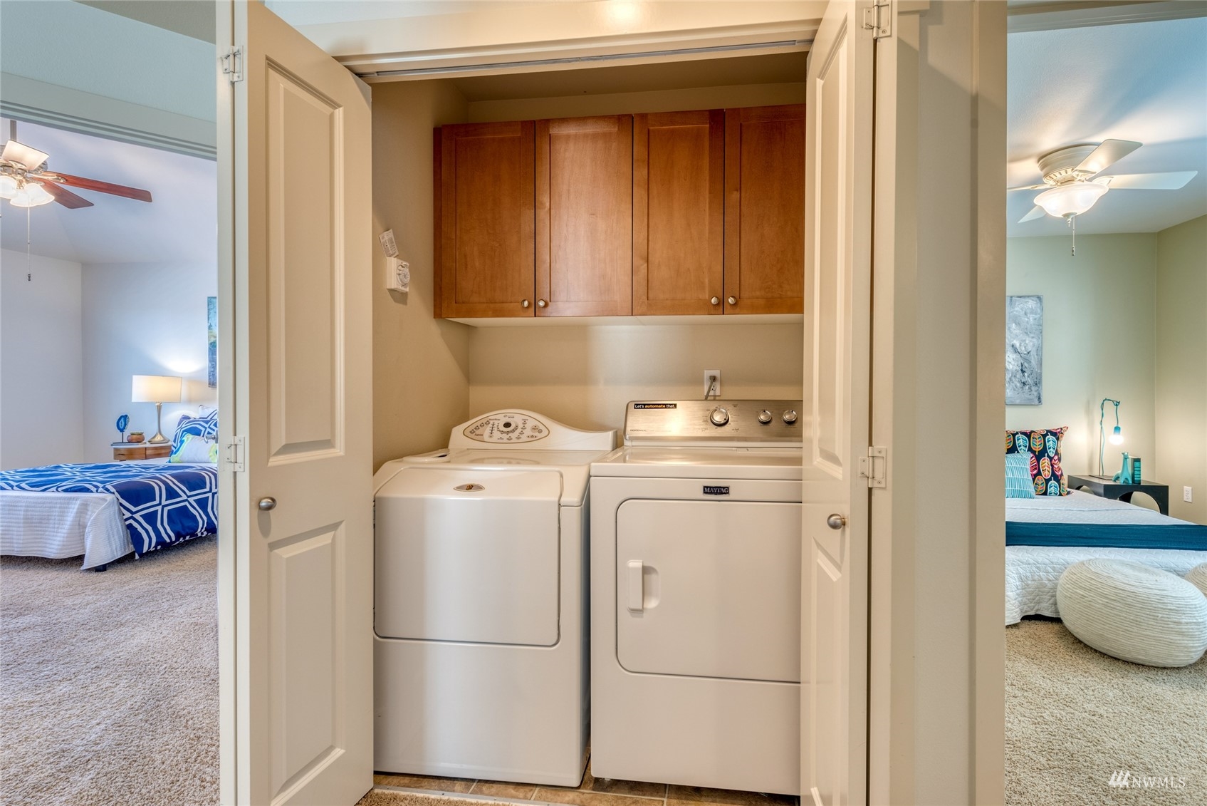 569 Alpine Ridge Place Northwest Issaquah, WA 98027 - Photo 22 of 35 a storage room with washer and dryer