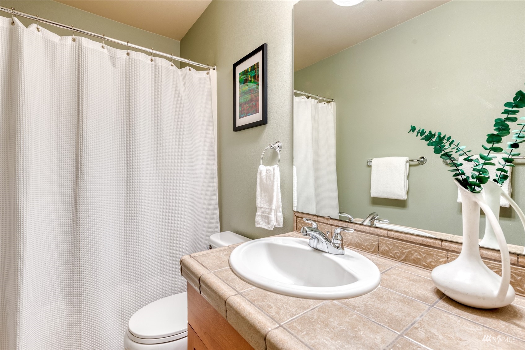 569 Alpine Ridge Place Northwest Issaquah, WA 98027 - Photo 25 of 35 a bathroom with a toilet a sink and a mirror