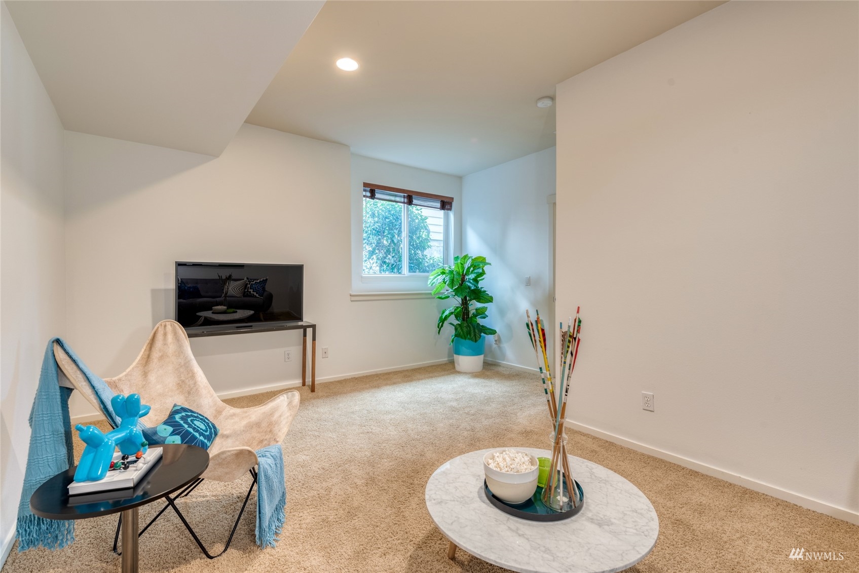569 Alpine Ridge Place Northwest Issaquah, WA 98027 - Photo 28 of 35 a living room with furniture and a flat screen tv