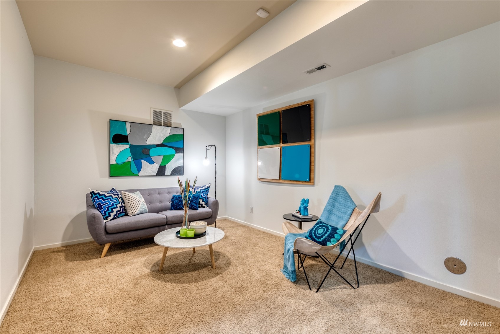 569 Alpine Ridge Place Northwest Issaquah, WA 98027 - Photo 29 of 35 a living room with furniture and a table