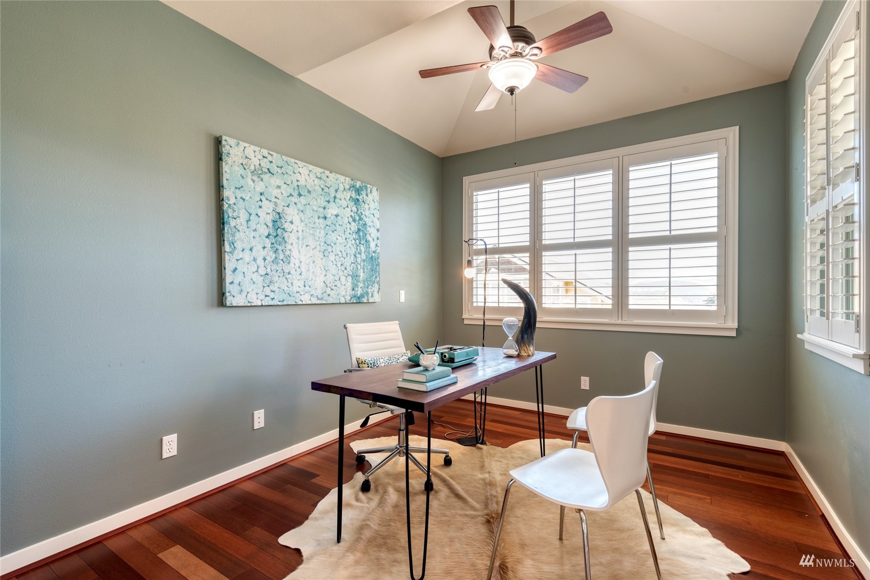 569 Alpine Ridge Place Northwest Issaquah, WA 98027 - Photo 7 of 35 a workspace with furniture and window