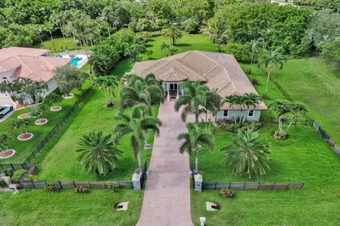 a view of yard with green space