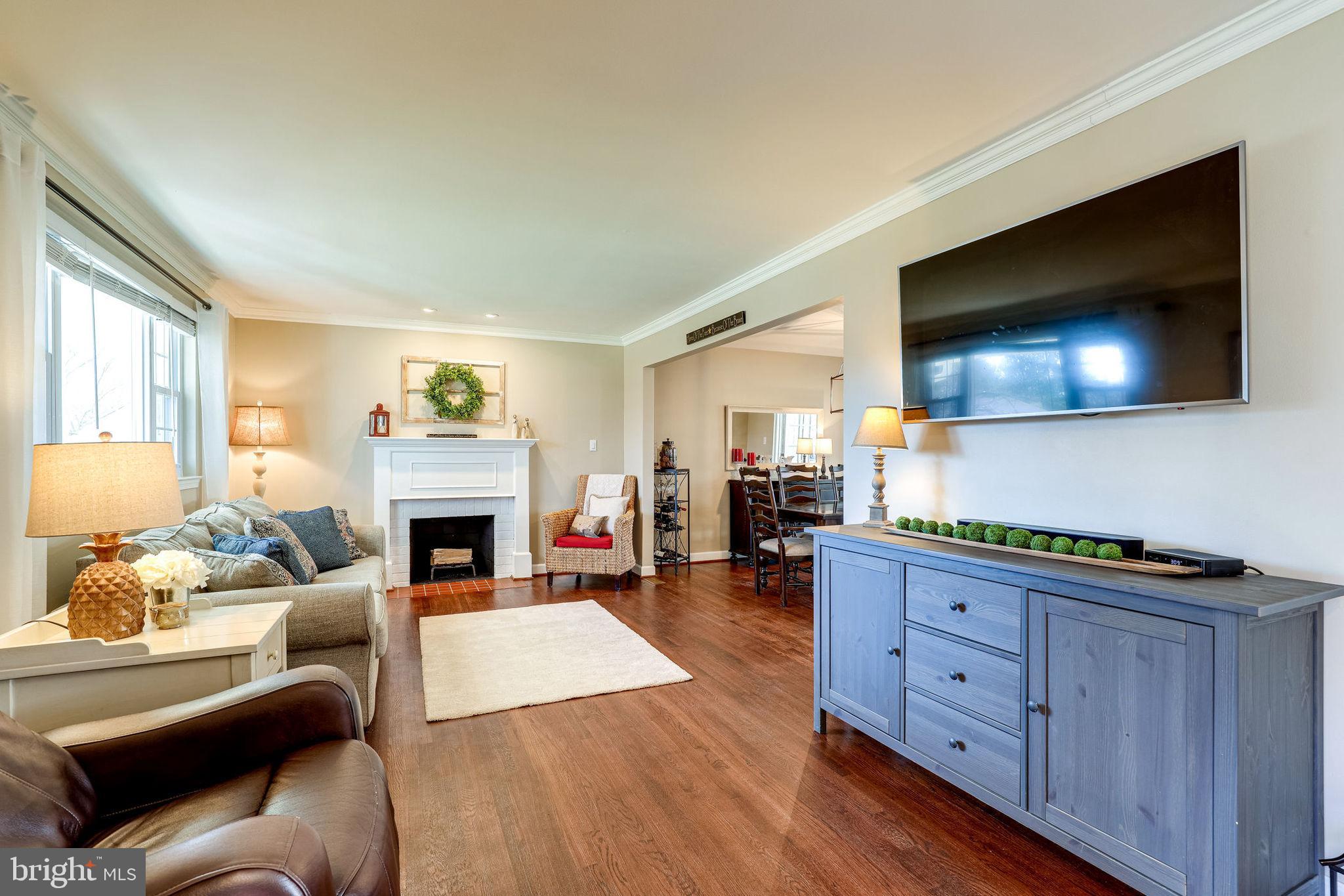 6917 Vancouver Road Springfield, VA 22152 - Photo 4 of 42 LIVING ROOM