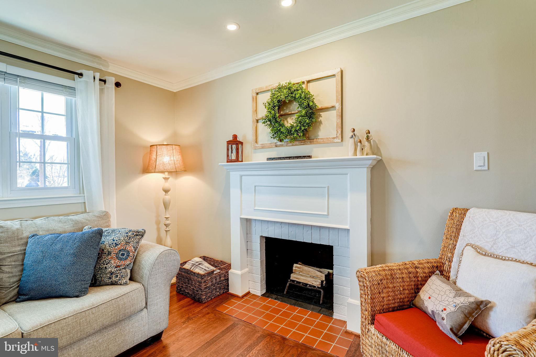 6917 Vancouver Road Springfield, VA 22152 - Photo 8 of 42 LIVING ROOM