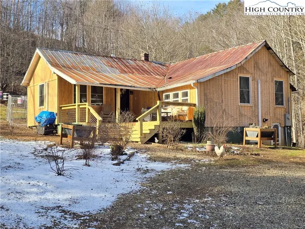 a view of a house with backyard