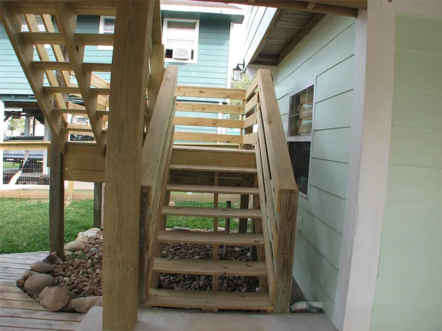 a view of entryway with a front door
