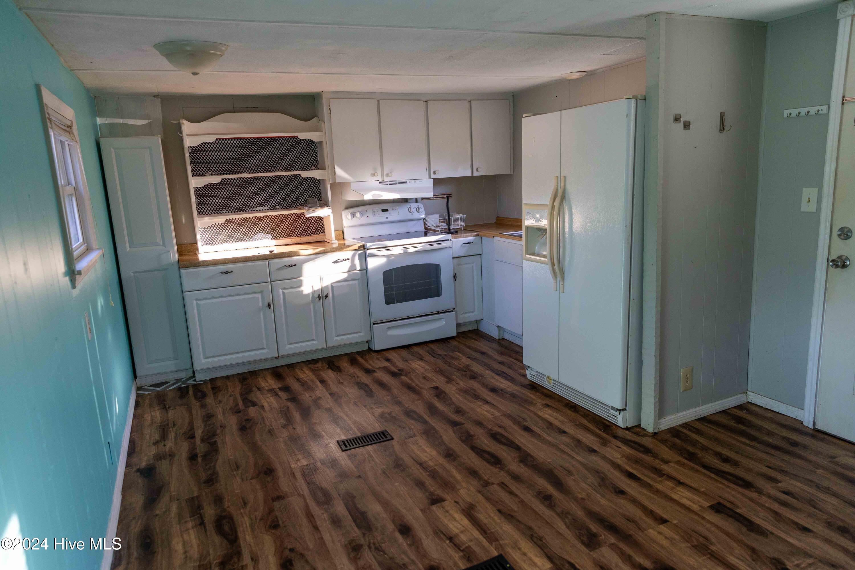 111 Boyle Drive Hampstead, NC 28443 - Photo 4 of 23 Kitchen