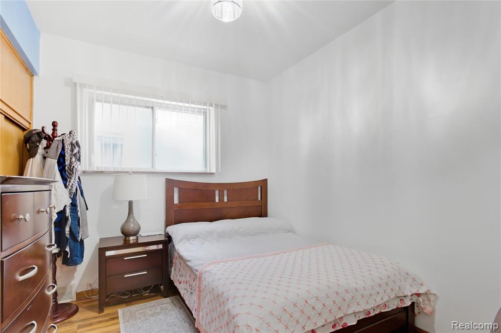 11644 Charest Street Hamtramck, MI 48212 - Photo 6 of 32