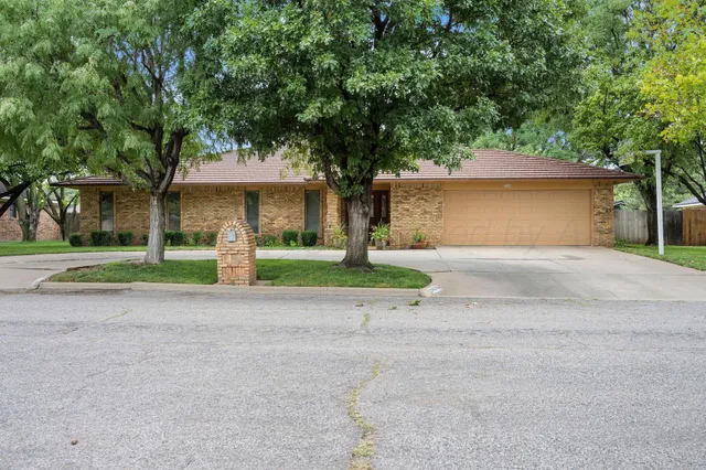 $460,000 | 2343 North Chestnut Drive, Pampa, TX 79065
