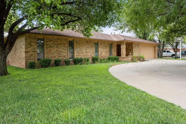 $460,000 | 2343 North Chestnut Drive, Pampa, TX 79065