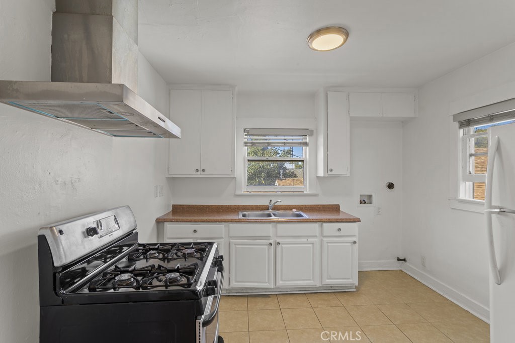 224 West 14th Street Long Beach, CA 90813 - Photo 16 of 31 a kitchen with a stove and a sink