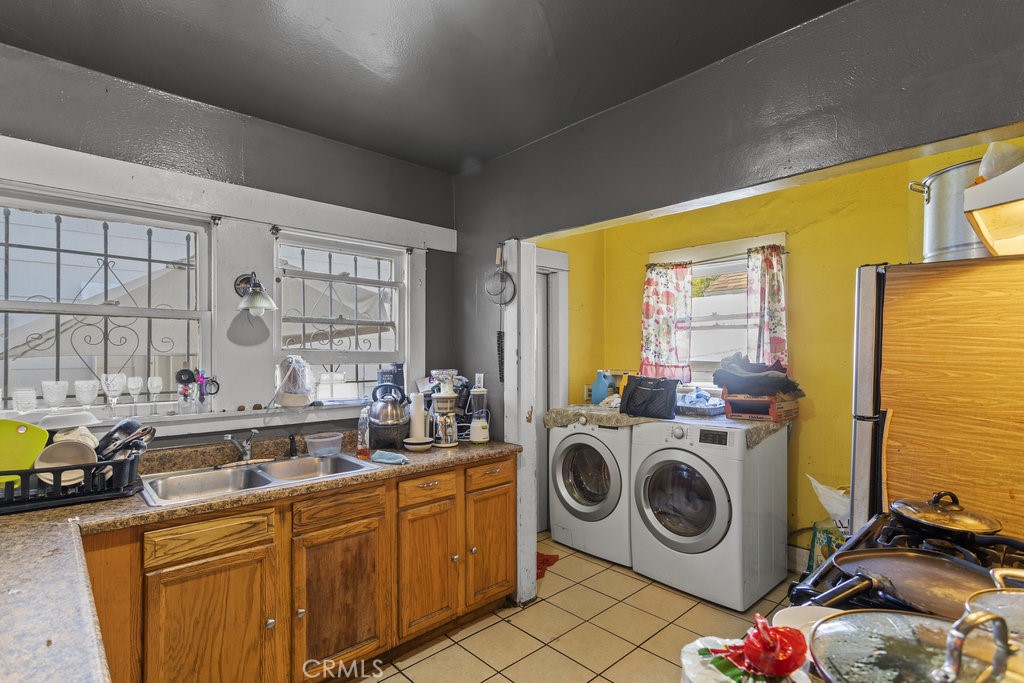 224 West 14th Street Long Beach, CA 90813 - Photo 22 of 31 a utility room with sink dryer and washer