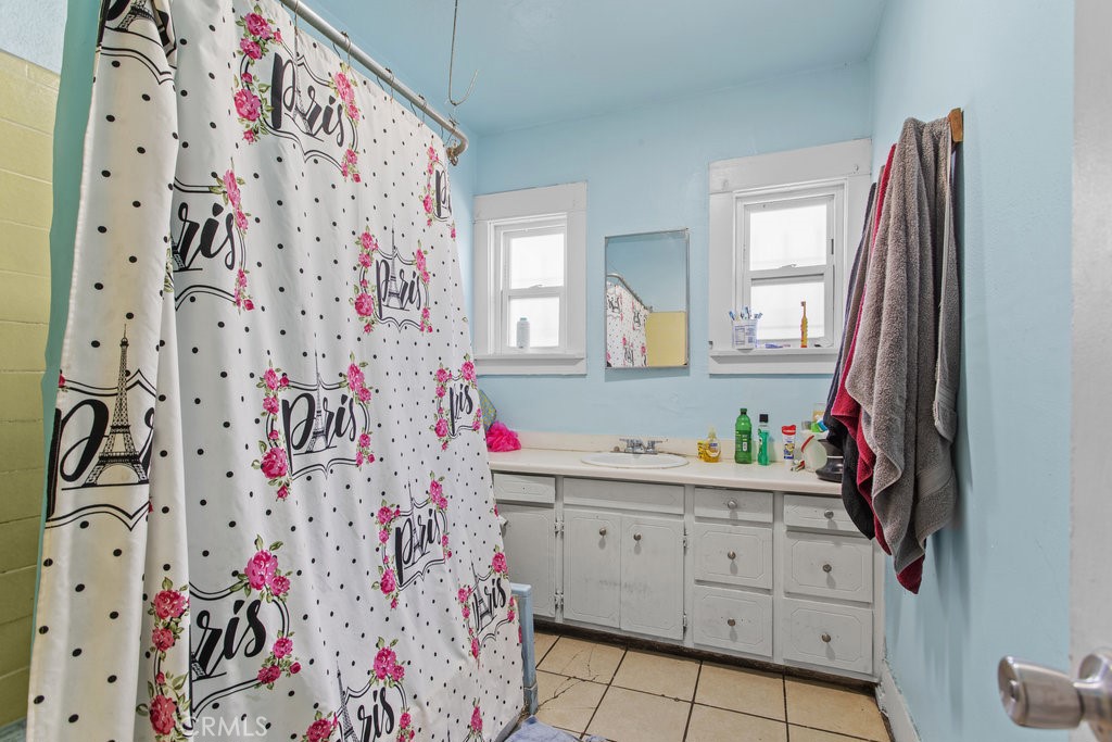 224 West 14th Street Long Beach, CA 90813 - Photo 25 of 31 a very nice looking room with a lot of stuff and white walls