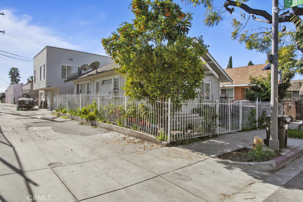 224 West 14th Street Long Beach, CA 90813 - Photo 4 of 31 a view of a house with a garden