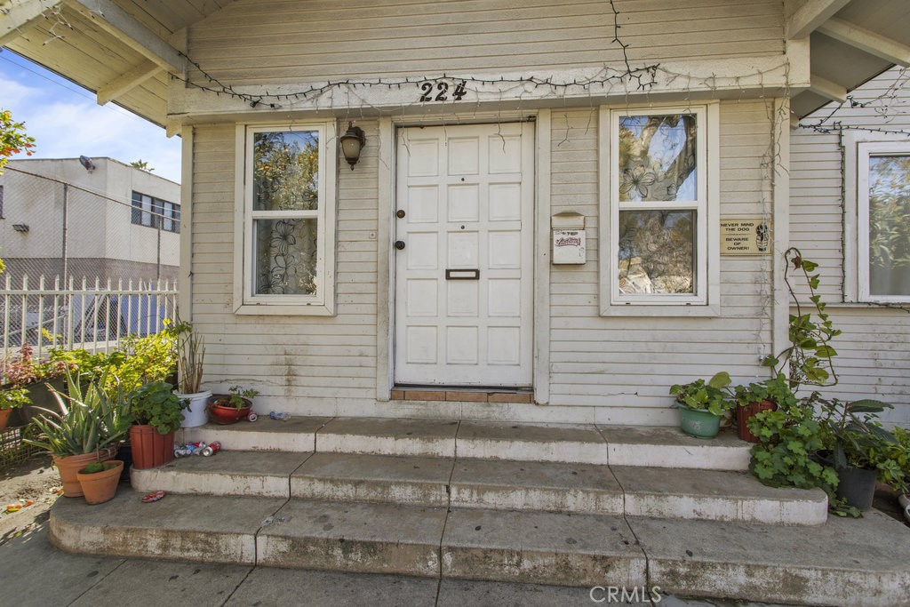 224 West 14th Street Long Beach, CA 90813 - Photo 5 of 31 a front view of a house with a garden