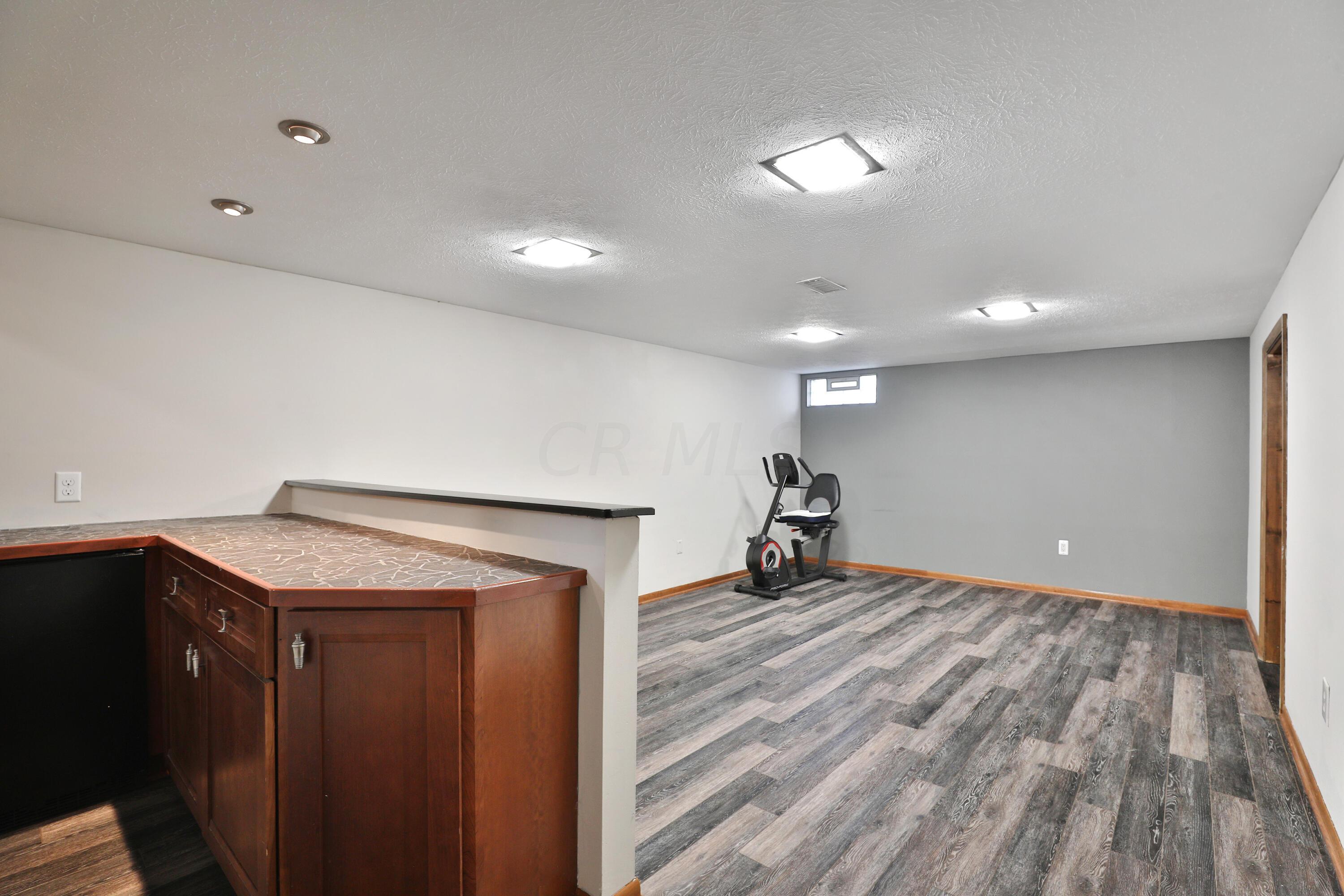 6026 Winstead Road Columbus, OH 43235 - Photo 24 of 32 Rec Room with Bar Area